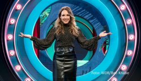 Ab dem 6. April laufen donnerstags im Ersten neue Ausgaben von „Die Carolin Kebekus Show“. Zum Auftakt der Staffel begrüßt die Gastgeberin Herbert Grönemeyer, der u.a. einen Song aus seinem aktuellen Album „Das ist los“ singen wird. (Foto: WDR/Ben Knabe)