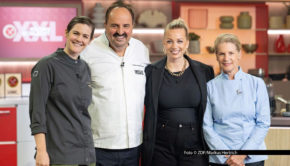 Der ZDF-Dauerbrenner „Die Küchenschlacht“ kehrt 2026 mit zwei Ausgaben im XXL-Format in die Primetime zurück. Als Moderatorin führt wieder die Hamburger TV-Köchin Zora Klipp durch den Wettbewerb, an dem im vergangenen Jahr als Profis Viktoria Fuchs, Johann Lafer und Cornelia Poletto mitwirkten. Foto © ZDF/Markus Hertrich