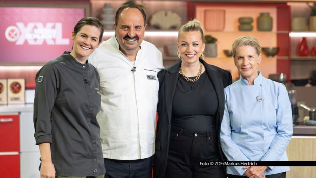 Der ZDF-Dauerbrenner „Die Küchenschlacht“ kehrt 2026 mit zwei Ausgaben im XXL-Format in die Primetime zurück. Als Moderatorin führt wieder die Hamburger TV-Köchin Zora Klipp durch den Wettbewerb, an dem im vergangenen Jahr als Profis Viktoria Fuchs, Johann Lafer und Cornelia Poletto mitwirkten. Foto © ZDF/Markus Hertrich