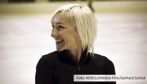 Kim Fisher und Jörg Kachelmann begrüßen in der heutigen Ausgabe der MDR-Talkshow „Riverboat“ u.a. die ukrainisch-deutsche Eislauf-Olympiasiegerin Aljona Savchenko, Skisprung-Legende Sven Hannawald und den Kölner Entertainer Bernd Stelter. (Foto: MDR/Lichtblick Film/Gerhard Schick)