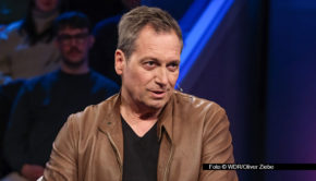 In ihrer ARD-Talkshow spricht Sandra Maischberger am 12. November mit dem Kabarettisten Dieter Nuhr. Der gestand bei seinem letzten Besuch im April, dass er heute sehr viel optimistischer sei als vor 30 Jahren. Weitere Gäste sind u.a. Amelie Fried, Roderich Kiesewetter und Ralf Stegner. (Foto © WDR/Oliver Ziebe)
