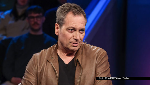 In ihrer ARD-Talkshow spricht Sandra Maischberger am 12. November mit dem Kabarettisten Dieter Nuhr. Der gestand bei seinem letzten Besuch im April, dass er heute sehr viel optimistischer sei als vor 30 Jahren. Weitere Gäste sind u.a. Amelie Fried, Roderich Kiesewetter und Ralf Stegner. (Foto © WDR/Oliver Ziebe)