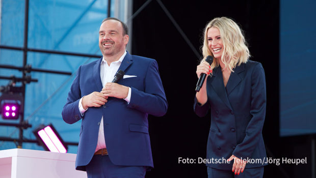 Am 13. und 14. September findet in der Kölner Innenstadt die Digital X statt. Auf der „Weltausstellung der Digitalisierung“ werden zwei Tage lang Zukunftstechnologien und digitale Innovationen vorgestellt. Eröffnet wurde die Veranstaltung von Michelle Hunziker und Hagen Rickmann von der Telekom-Geschäftsführung auf der Inspiration Stage. (Foto: Deutsche Telekom/Jörg Heupel)