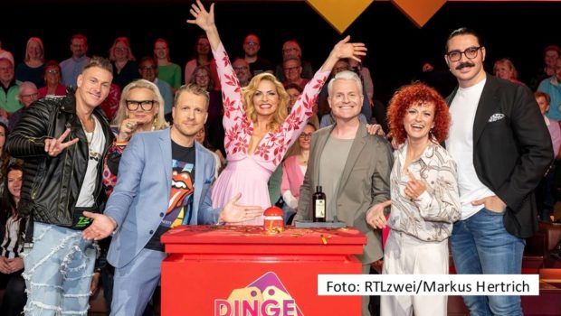 Die neue Spielshow „Dinge gibt‘s..?“ mit Gastgeber Oliver Pocher feiert am 9. Mai ihre Premiere bei RTLzwei. Drei Promi-Teams müssen darin den Wert alltäglicher und skurriler Dinge schätzen. Dabei ist u.a. das „Glücksrad“-Moderationsduo Sonya Kraus und Guido Cantz. (Foto: RTLzwei/Markus Hertrich)