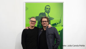 Bryan Adams hat in Düsseldorf seine neue Ausstellung "Exposed" gemeinsam mit dem Kunstexperten Dirk Geuer eröffnet, in der er seine „In Colour“-Serie erstmals in neuer Farbgebung präsentiert. Die Ausstellung ist bis zum 26. Oktober in der Galerie Geuer & Geuer zu sehen. (Foto: Julia Carola Pohle)