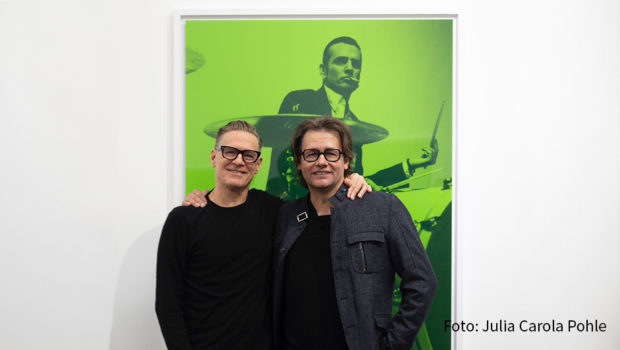 Bryan Adams hat in Düsseldorf seine neue Ausstellung "Exposed" gemeinsam mit dem Kunstexperten Dirk Geuer eröffnet, in der er seine „In Colour“-Serie erstmals in neuer Farbgebung präsentiert. Die Ausstellung ist bis zum 26. Oktober in der Galerie Geuer & Geuer zu sehen. (Foto: Julia Carola Pohle)