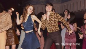 Mit der neuen Serie „Disko 76“ unternimmt RTL+ einen Ausflug ins Ruhrgebiet der 1970er Jahre. Im Mittelpunkt steht eine Gruppe tanzfreudiger junger Leute, u.a. gespielt von Luise Aschenbrenner und Jannik Schümann, die sich über spießige Konventionen hinwegsetzen. (Foto: RTL/Florian Kolmer)
