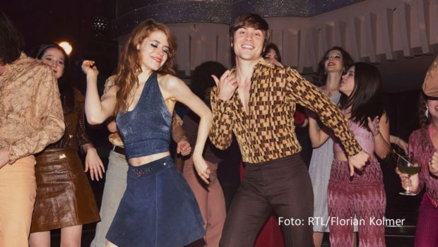Mit der neuen Serie „Disko 76“ unternimmt RTL+ einen Ausflug ins Ruhrgebiet der 1970er Jahre. Im Mittelpunkt steht eine Gruppe tanzfreudiger junger Leute, u.a. gespielt von Luise Aschenbrenner und Jannik Schümann, die sich über spießige Konventionen hinwegsetzen. (Foto: RTL/Florian Kolmer)