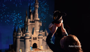 Ganz in der Nähe des Originals spielt das von Neuschwanstein inspirierte „Cinderella“-Märchenschloss ab dem 18. April eine Rolle als Exponat. In Münchens Kleiner Olympiahalle wird nämlich erstmals in Europa die Ausstellung „Disney100“ zum Jubiläum des Entertainment-Konzerns gezeigt. (Foto: Disney)