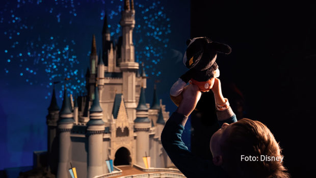 Ganz in der Nähe des Originals spielt das von Neuschwanstein inspirierte „Cinderella“-Märchenschloss ab dem 18. April eine Rolle als Exponat. In Münchens Kleiner Olympiahalle wird nämlich erstmals in Europa die Ausstellung „Disney100“ zum Jubiläum des Entertainment-Konzerns gezeigt. (Foto: Disney)