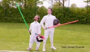 Anlässlich des Sportsommers mit der Fußball-Europameisterschaft in Deutschland sowie den Olympischen Spielen und Paralympics in Paris hat auch der deutsche Disney Channel sein eigenes Sportgroßereignis ins Leben gerufen. Bei den „Disney Channel Sommer Spielen“ tritt der ehemalige Leichtathlet und Paralympics-Silbermedaillengewinner Mathias Mester bis einschließlich 8. September zum launigen Wettbewerb gegen Moderator Benedikt Weber an. In sportlichen Clips messen sich die beiden in Disziplinen der etwas anderen Art, die einen Bezug zu Disney-Themen haben. Mester spricht im smalltalk-Interview über seine Eindrücke. (Foto: Disney Channel)