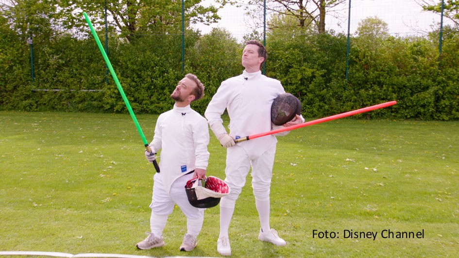Anlässlich des Sportsommers mit der Fußball-Europameisterschaft in Deutschland sowie den Olympischen Spielen und Paralympics in Paris hat auch der deutsche Disney Channel sein eigenes Sportgroßereignis ins Leben gerufen. Bei den „Disney Channel Sommer Spielen“ tritt der ehemalige Leichtathlet und Paralympics-Silbermedaillengewinner Mathias Mester bis einschließlich 8. September zum launigen Wettbewerb gegen Moderator Benedikt Weber an. In sportlichen Clips messen sich die beiden in Disziplinen der etwas anderen Art, die einen Bezug zu Disney-Themen haben. Mester spricht im smalltalk-Interview über seine Eindrücke. (Foto: Disney Channel)