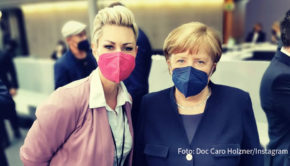 Die Notfallärztin, Bloggerin und Bestsellerautorin Dr. Carola Holzner alias Doc Caro gehörte gestern zu den Mitgliedern der Bundesversammlung. Dabei traf die Medizinerin aus dem Ruhrgebiet u.a. Bundeskanzler Olaf Scholz und dessen Vorgängerin Angela Merkel. (Foto: Doc Caro Holzner/Instagram)