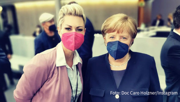 Die Notfallärztin, Bloggerin und Bestsellerautorin Dr. Carola Holzner alias Doc Caro gehörte gestern zu den Mitgliedern der Bundesversammlung. Dabei traf die Medizinerin aus dem Ruhrgebiet u.a. Bundeskanzler Olaf Scholz und dessen Vorgängerin Angela Merkel. (Foto: Doc Caro Holzner/Instagram)
