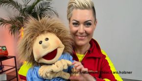 Als Botschafterin unterstützt Notärztin und Autorin Dr. Carola Holzner die Initiative „Erste Hilfe für alle“. Um dabei auch ganz junge Zielgruppen anzusprechen, macht sie gemeinsame Sache mit der Puppe „Defi“. Die beiden erklären in Social-Media-Videos, was im Notfall zu tun ist. (Foto: Instagram/@doc.caro.holzner)
