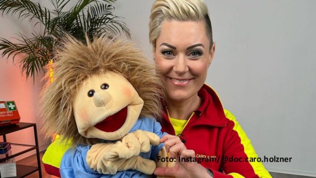 Als Botschafterin unterstützt Notärztin und Autorin Dr. Carola Holzner die Initiative „Erste Hilfe für alle“. Um dabei auch ganz junge Zielgruppen anzusprechen, macht sie gemeinsame Sache mit der Puppe „Defi“. Die beiden erklären in Social-Media-Videos, was im Notfall zu tun ist. (Foto: Instagram/@doc.caro.holzner)