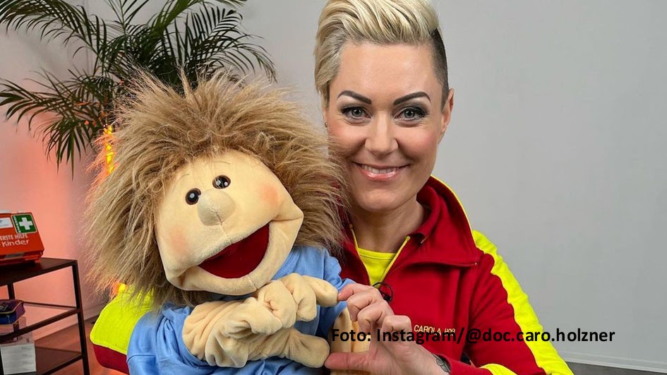 Als Botschafterin unterstützt Notärztin und Autorin Dr. Carola Holzner die Initiative „Erste Hilfe für alle“. Um dabei auch ganz junge Zielgruppen anzusprechen, macht sie gemeinsame Sache mit der Puppe „Defi“. Die beiden erklären in Social-Media-Videos, was im Notfall zu tun ist. (Foto: Instagram/@doc.caro.holzner)