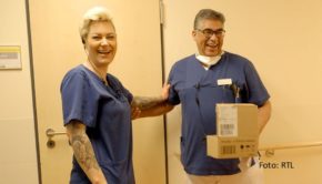 Obwohl der Alltag von Notfallmedizinerin Dr. Carola Holzner und ihres Kollegen Nabil Abdel Jalil alles andere als stressfrei ist, bleibt immer noch Zeit für ein bisschen Spaß. Am 8. November zeigt Vox die vorerst letzte Folge der Doku-Reihe „Doc Caro – Jedes Leben zählt“. 2024 geht’s weiter. (Foto: RTL)