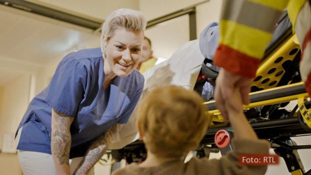 Nachdem sie mit ihrem neuen Buch erfolgreich aus den Startlöchern gekommen ist, steht Notärztin Dr. Carola Holzner am 16. Oktober auch wieder in der Vox-Primetime im Mittelpunkt. In einer neuen Folge von „Doc Caro – Jedes Leben zählt“ kümmert sie sich um Patienten aus unterschiedlichsten Altersgruppen. (Foto: RTL)