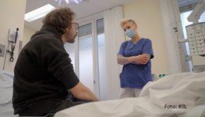 In einer neuen Staffelfolge der Doku-Serie „Doc Caro – Jedes Leben zählt“ ist Notärztin Dr. Carola Holzner am 30, Oktober bei Vox im Einsatz. In der Luft, auf der Straße und in der Notaufnahme gibt’s dabei für sie und ihre Kollegen alle Hände voll zu tun. (foto: RTL)