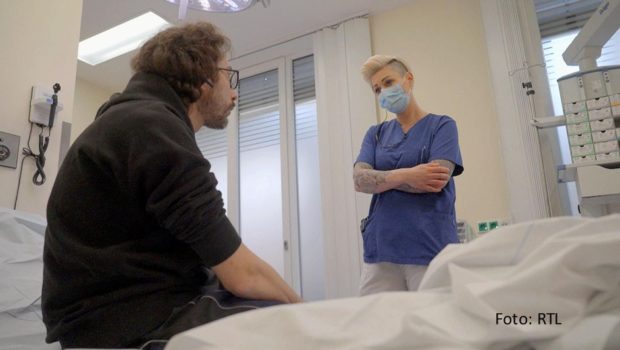 In einer neuen Staffelfolge der Doku-Serie „Doc Caro – Jedes Leben zählt“ ist Notärztin Dr. Carola Holzner am 30, Oktober bei Vox im Einsatz. In der Luft, auf der Straße und in der Notaufnahme gibt’s dabei für sie und ihre Kollegen alle Hände voll zu tun. (foto: RTL)