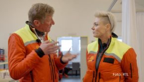 Die letzte Folge der zweiten Staffel von „Doc Caro – Jedes Leben zählt“ zeigt Vox am 20. November. Notfallmedizinerin Dr. Carola Holzner reist darin u.a. nach Tirol, wo sie mit Flugrettungsarzt Dr. Michael Engel zusammenarbeitet. Zudem begleitet sie eine Patientin zur Behandlung in Georgien. (Foto: RTL)