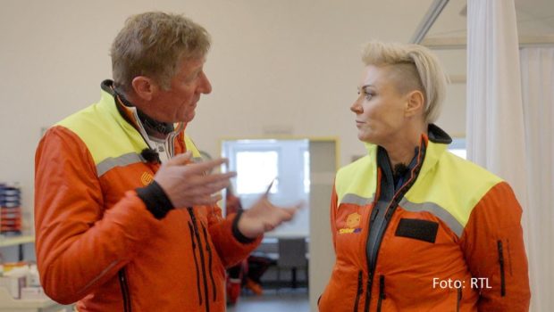 Die letzte Folge der zweiten Staffel von „Doc Caro – Jedes Leben zählt“ zeigt Vox am 20. November. Notfallmedizinerin Dr. Carola Holzner reist darin u.a. nach Tirol, wo sie mit Flugrettungsarzt Dr. Michael Engel zusammenarbeitet. Zudem begleitet sie eine Patientin zur Behandlung in Georgien. (Foto: RTL)
