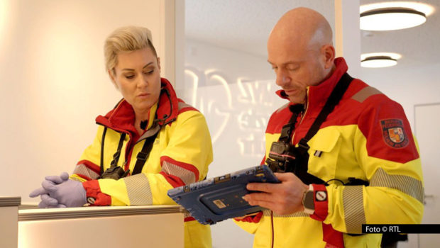 In einer neuen Folge der Vox-Serie „Doc Caro – Jedes Leben zählt“ müssen Notärztin Dr. Carola Holzner und ihre Kollegen am 16. April wieder zahlreiche Rettungseinsätze absolvieren. Schauplätze sind u.a. eine Skipiste, ein Recyclinghof und eine Klinik in Duisburg. (Foto © RTL)