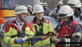 Vox zeigt am 26. November eine weitere Episode des Docutainment-Formats „Doc Caro – Jedes Leben zählt“. Notfallmedizinerin Dr. Carola Holzner muss darin u.a. einen Großeinsatz nach einer Massenkarambolage auf der Autobahn bei Mülheim koordinieren. Foto © RTL