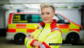 Am 5. November startet bei Vox die neue Staffel der Serie „Doc Caro – Jedes Leben zählt“. Die Notfallärztin und Bestsellerautorin Dr. Carola Holzner gewährt darin spannende Einblicke in ihren bewegenden Berufsalltag. Foto © RTL/Stefan Gregorowius