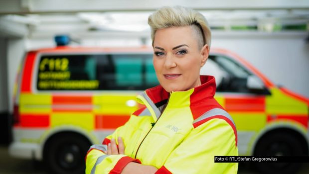 In einer Spezialfolge der Vox-Reihe „Doc Caro – Jedes Leben zählt“ mit Notärztin Dr. Carola Holzner gibt’s am 22. April ein Wiedersehen mit Patientinnen und Patienten, deren Schicksale das Publikum besonders bewegt haben. Dabei geht’s vor allem um das wichtigste Organ, das uns am Leben hält. Foto © RTL/Stefan Gregorowius