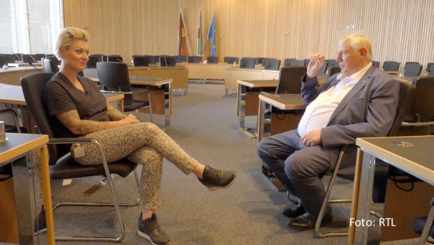 In der zweiten Folge ihrer neuen Vox-Reihe trifft Notfallmedizinerin Doc Caro u.a. auf den NRW-Gesundheitsminister Karl-Josef Laumann. Ihm macht die engagierte Ärztin noch einmal deutlich, wie wichtig eine flächendeckende Einführung von Wiederbelebungsunterricht an Schulen ist. (Foto: RTL)