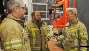 In einer neuen Folge der Vox-Reihe „Doc Caro – Leben hautnah“ nimmt Protagonistin Dr. Carola Holzner am 29. April das Problem der zunehmenden Gewalt gegen Rettungs- und Einsatzkräfte unter die Lupe. Dazu besucht sie u.a. betroffene Feuerwehrleute in Laatzen. Foto © RTL