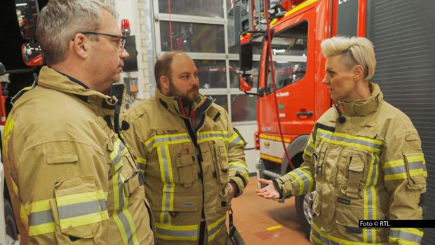 In einer neuen Folge der Vox-Reihe „Doc Caro – Leben hautnah“ nimmt Protagonistin Dr. Carola Holzner am 29. April das Problem der zunehmenden Gewalt gegen Rettungs- und Einsatzkräfte unter die Lupe. Dazu besucht sie u.a. betroffene Feuerwehrleute in Laatzen. Foto © RTL