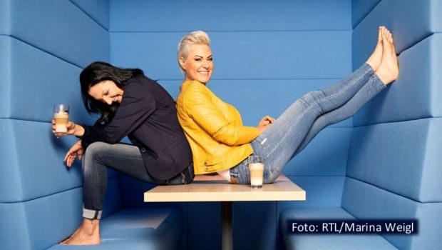 Wenn am 4. Juli der diesjährige Deutsche Podcast Preis vergeben wird, dürfen sich auch Notärztin Dr. Carola Holzner und ihre Co-Moderatorin Kerstin Schwarz Hoffnungen auf eine Auszeichnung machen. „Doc Caro – Der Podcast“ ist für den Publikumspreis nominiert. Das Online-Voting läuft bis zum 20. Mai. (Foto: RTL/Marina Weigl)