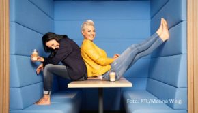 In der neuesten Folge von „Doc Caro – Der Podcast“ sprechen Doc Caro und ihre beste Freundin Kerstin Schwarz über die emotionalen und physischen Herausforderungen der Pflege von chronisch kranken Angehörigen. Zu hören gibt’s die aktuelle Podcast-Ausgabe seit dem 9. Juli bei RTL+.(Foto: RTL/Marina Weigl)