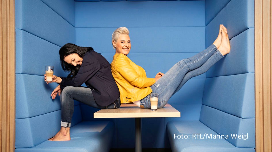 In der neuen Folge von „Doc Caro – Der Podcast“ sprechen Dr. Carola Holzner und ihre Co-Moderatorin Kerstin Schwarz über den Druck, immer funktionieren zu müssen. Das knapp einstündige Gespräch ist seit dem 23. Januar bei RTL+ abrufbar. (Foto: RTL/Marina Weigl)