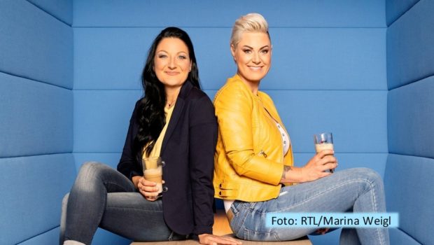 Ein überaus ernstes Thema bereiten Notfallmedizinerin Dr. Carola Holzner und ihre Co-Moderatorin Kerstin Schwarz in der neuen Folge von „Doc Caro – Der Podcast“ in leichter und unterhaltsamer Form auf. Es geht um den vielfach tabuisierten Umgang mit dem Tod. (Foto: RTL/Marina Weigl)
