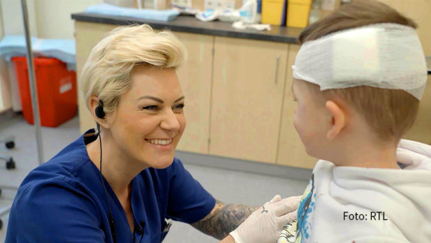 Die neue Doku-Reihe „Doc Caro – Jedes Leben zählt“ mit Dr. Carola Holzner geht am 4. Oktober bei Vox an den Start. Darin zeigt die Notfallmedizinerin einmal mehr, dass sie bei Patientinnen und Patienten aller Altersklassen stets den richtigen Ton trifft. (Foto: RTL)