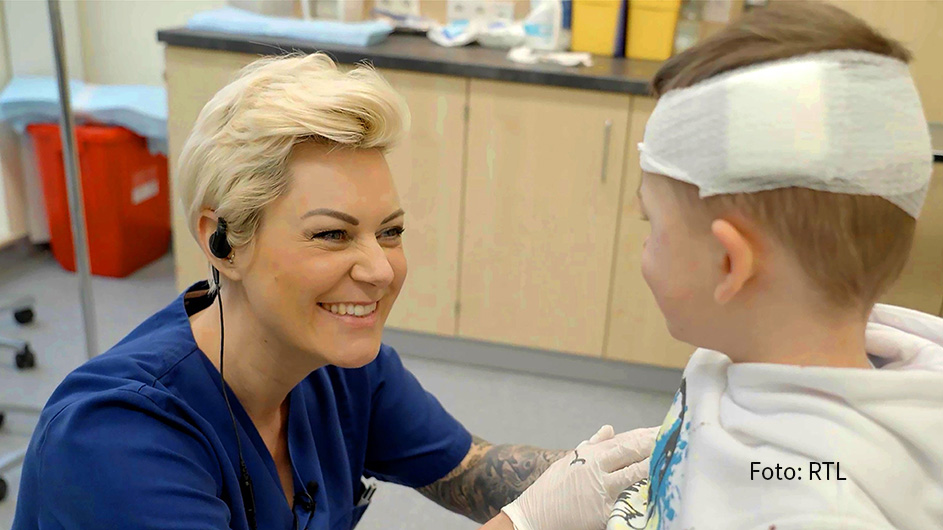 Die neue Doku-Reihe „Doc Caro – Jedes Leben zählt“ mit Dr. Carola Holzner geht am 4. Oktober bei Vox an den Start. Darin zeigt die Notfallmedizinerin einmal mehr, dass sie bei Patientinnen und Patienten aller Altersklassen stets den richtigen Ton trifft. (Foto: RTL)