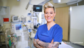 Am 4. Oktober ist Dr. Carola Holzner alias Doc Caro zum ersten Mal für ihre neue TV-Heimat Vox im Einsatz. Die sechsteilige Dokureihe „Doc Caro – Jedes Leben zählt“ begleitet die Notfallmedizinerin bei ihrer abwechslungsreichen Arbeit und blickt hinter die Kulissen des Klinikalltags. (Foto: RTL/Stefan Gregorowius)
