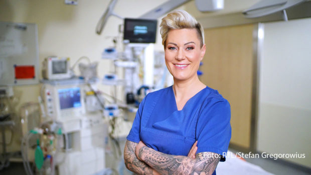 Am 4. Oktober ist Dr. Carola Holzner alias Doc Caro zum ersten Mal für ihre neue TV-Heimat Vox im Einsatz. Die sechsteilige Dokureihe „Doc Caro – Jedes Leben zählt“ begleitet die Notfallmedizinerin bei ihrer abwechslungsreichen Arbeit und blickt hinter die Kulissen des Klinikalltags. (Foto: RTL/Stefan Gregorowius)