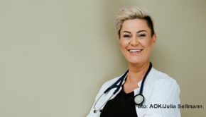 Carola Holzners AOK-Podcast „Auf Herz & Ohren mit Doc Caro“ wurde gestern mit dem Vision.A Award ausgezeichnet. Am 29. September startet in Sat.1 die Doku-Reihe „Doc Caro – Einsatz mit Herz“ und knapp einen Monat später erscheint Holzners neues Buch „Keine halben Sachen“. (Foto: AOK/Julia Sellmann)