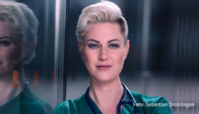 Als Mitbegründer der Initiative „Wir beleben Deutschland wieder“ überreichten die Notärztin Carola Holzner und der Intensivmediziner Bernd Böttiger heute dem Petitionsausschuss des Bundestages eine Petition mit knapp 85.000 Unterschriften. Es geht um die Einführung von verpflichtendem Wiederbelebungsunterricht an Schulen. (Foto: Sebastian Drolshagen)