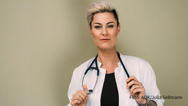 Die Notfallmedizinerin Dr. Carola Holzner produziert mit der AOK Rheinland/Hamburg regelmäßig den Podcast „Auf Herz & Ohren mit Doc Caro“. Nach einer knapp zweimonatigen Sommerpause ist nun eine neue Folge abrufbar, in der es um chronische Schmerzen geht. (Foto: AOK/Julia Sellmann)