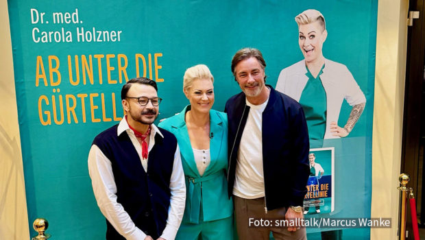 Dr. Carola Holzner stellte am 10. Oktober in Köln ihr neues Buch „Ab unter die Gürtellinie“ vor. TV- und Radiomoderator Marco Schreyl führte durch die Veranstaltung, zu der Carola Holzner als „Special Guest“ den bekannten Sexualtherapeuten Umut Özdemir begrüßte. (Foto: smalltalk/Marcus Wanke)