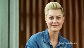 Am 25. Oktober ist das neue Buch von Notfallmedizinerin und Bestsellerautorin Dr. Carola Holzner erschienen. In „Bleibt das Herz stehen, wenn man niest?“ gibt „Doc Caro“ leicht verständliche Antworten auf die unterschiedlichsten Fragen und Gerüchte aus dem medizinischen Bereich. (Foto: Boris Breuer)