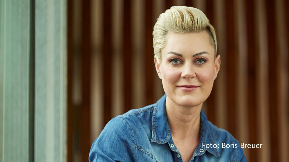 Am 25. Oktober ist das neue Buch von Notfallmedizinerin und Bestsellerautorin Dr. Carola Holzner erschienen. In „Bleibt das Herz stehen, wenn man niest?“ gibt „Doc Caro“ leicht verständliche Antworten auf die unterschiedlichsten Fragen und Gerüchte aus dem medizinischen Bereich. (Foto: Boris Breuer)