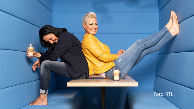 In der aktuellen Ausgabe von „Doc Caro – Der Podcast“ geht die beliebte Notärztin gemeinsam mit ihrer besten Freundin Kerstin den grundlegenden Unterschieden in der Kommunikation zwischen Männern und Frauen auf den Grund. Die ganze Folge gibt’s bei RTL+ zum Nachhören. (Foto: RTL)