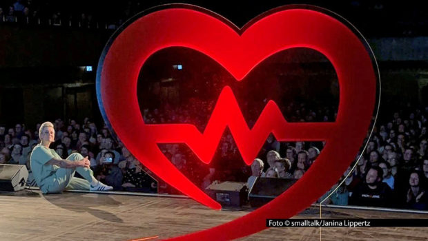 Zum Auftakt ihrer Tournee mit dem Bühnenprogramm „Lebe jetzt!“ trat Doc Caro am 13. Oktober im sehr gut besuchten Deutschen Haus in Flensburg auf. Insgesamt stehen für die Notärztin und Bestsellerautorin in den kommenden Wochen 22 Shows im gesamten Bundesgebiet an. Foto © smile! producing